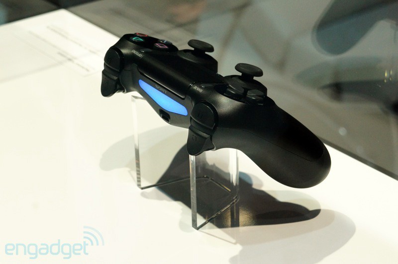 Sony "nhốt" tay cầm DualShock 4 trong lồng kính - Ảnh 13