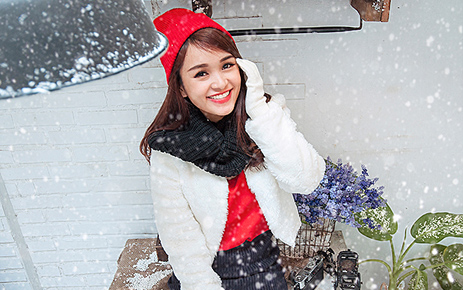 VJ Thiên Trang tươi tắn trong tuyết trắng mùa Giáng Sinh - Ảnh 2