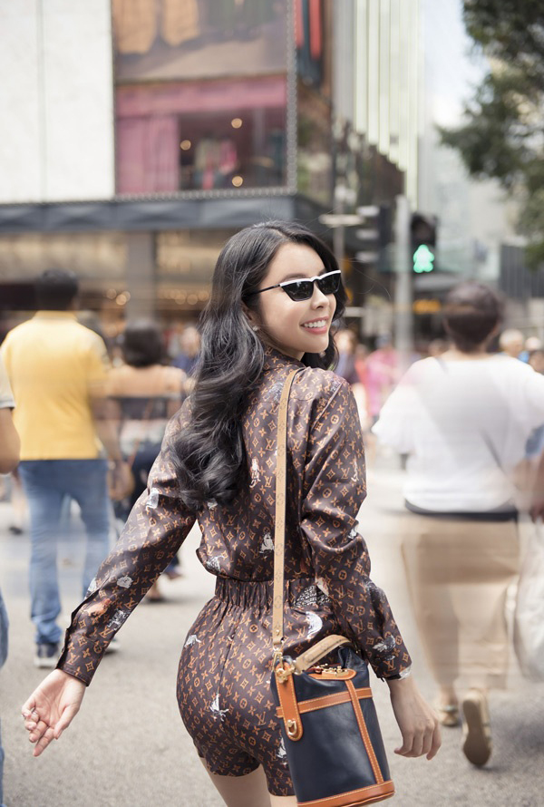 Hoa hậu Huỳnh Vy khoe vẻ đẹp sành điệu với bộ ảnh street style ở Singapore - Ảnh 9