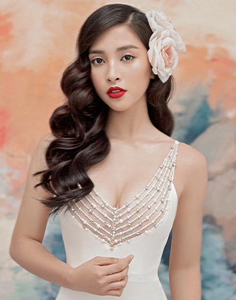 Hoa hậu Tiểu Vy lấp ló ngực đầy khi làm mẫu ảnh - Ảnh 23