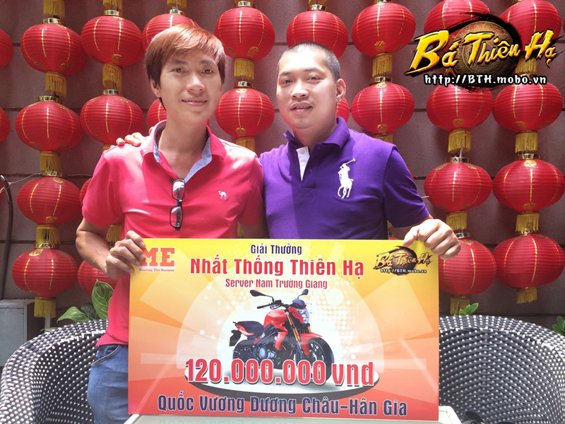 Anh Hoàng Đình Huy (trái) dùng hơn 100 triệu tiền thưởng làm từ thiện và giao lưu cộng đồng