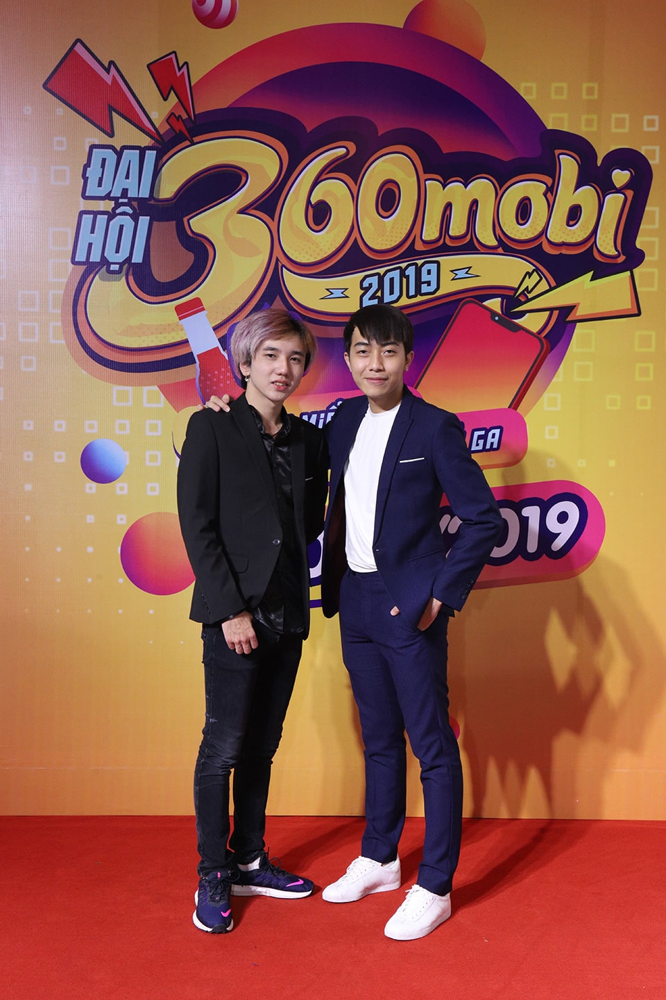 Bé Chanh và Cris Devil Gamer tạo dáng trên thảm đỏ của buổi họp báo công bố Đại Hội 360mobi 2019.