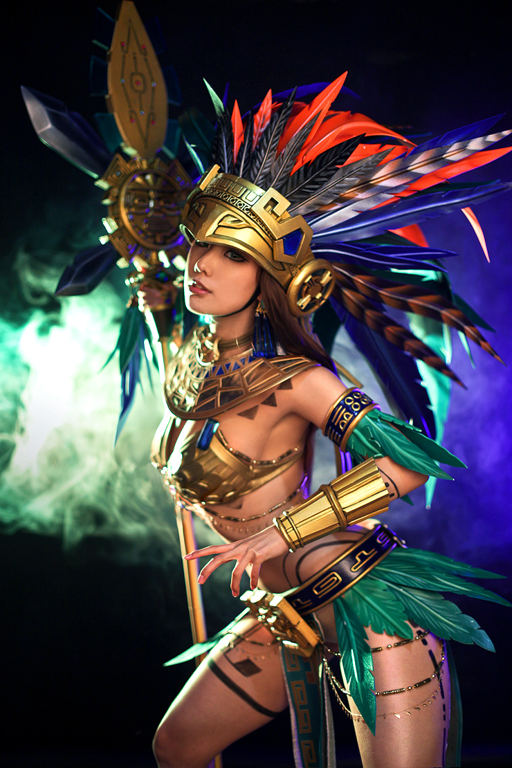 Tasha quyến rũ với cosplay nữ chiến binh Aztec
