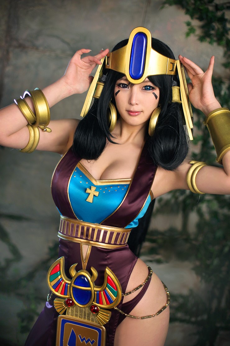 Chảy máu mũi với cosplay nữ hoàng Ai Cập phiên bản Doremi