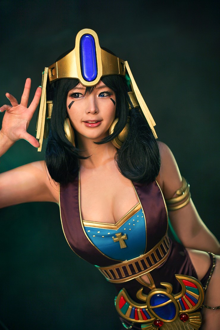 Chảy máu mũi với cosplay nữ hoàng Ai Cập phiên bản Doremi