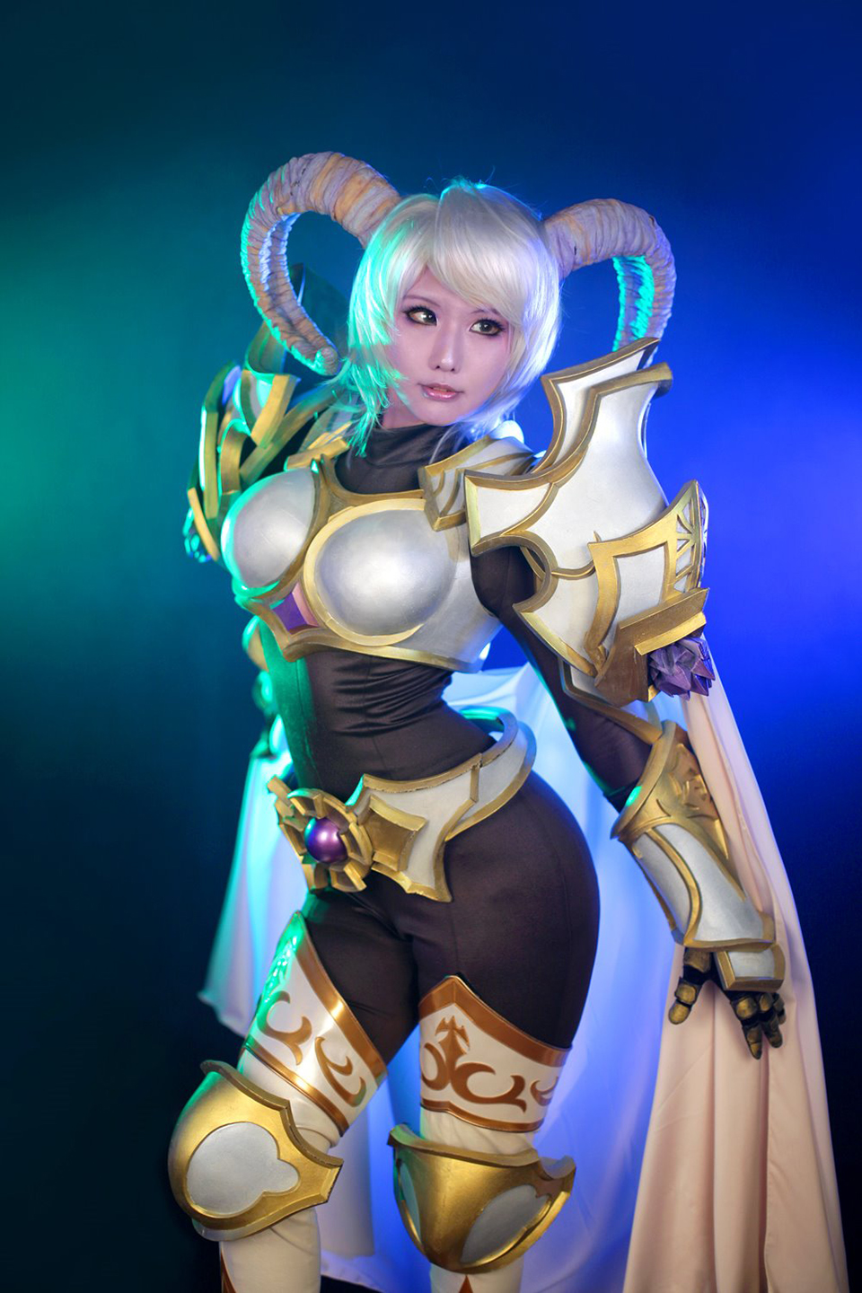 Tasha quyến rũ với cosplay Yrel trong World of Warcraft