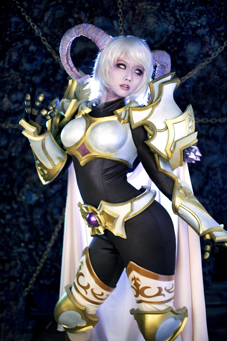 Tasha quyến rũ với cosplay Yrel trong World of Warcraft