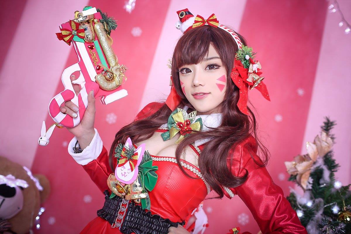 Aza Miyuko khoe vòng một với cosplay D.Va Giáng sinh - Hình ảnh 6