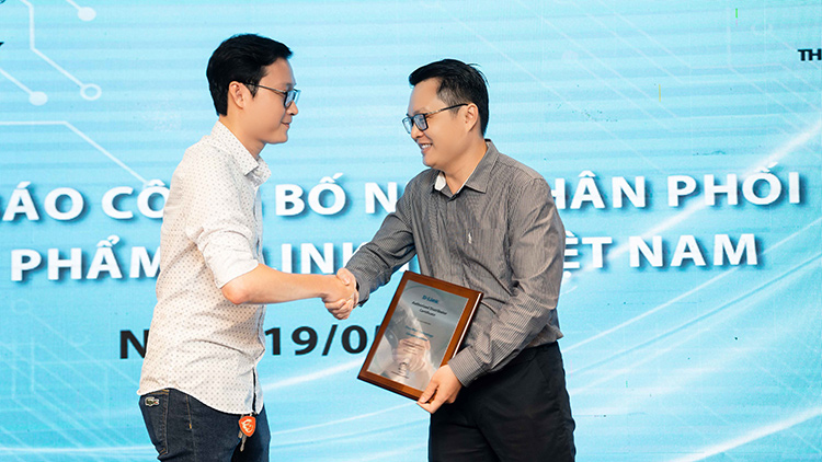 Đại diện D-Link trao chứng nhận nhà phân phối chính thức cho Thùy Minh