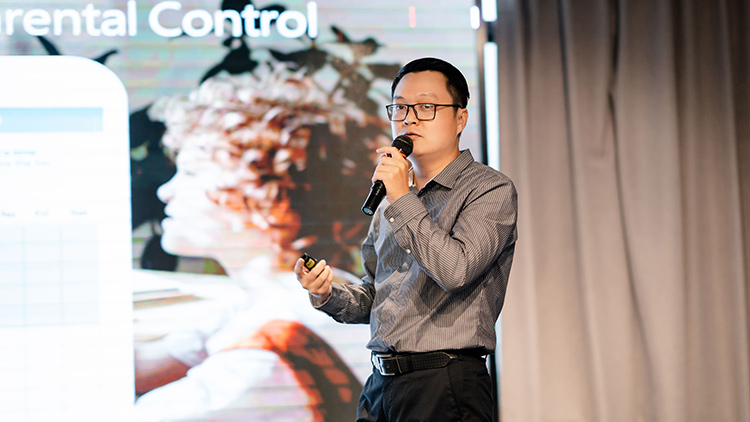 Ông Phạm Hoàng Tuấn, Giám đốc D-Link Việt Nam giới thiệu các sản phẩm mới