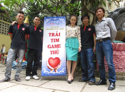 Angela Phương Trinh đi làm từ thiện cùng game thủ - Ảnh 10