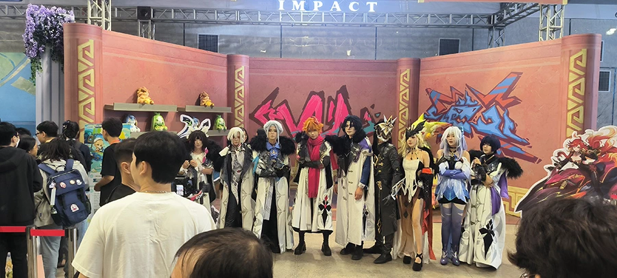 Rất nhiều cosplayer tại các gian hàng sẵn sàng chụp ảnh chung cùng người hâm mộ