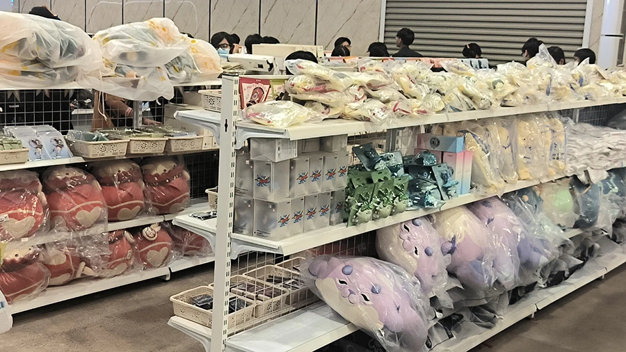 Rất nhiều vật phẩm lưu niệm được bày bán tại Hoyo Fest 2025