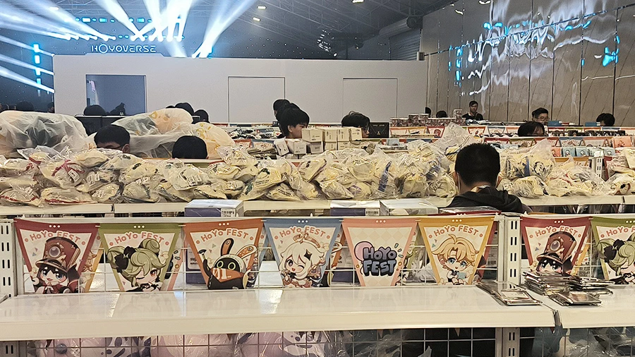 Rất nhiều vật phẩm lưu niệm được bày bán tại Hoyo Fest 2025
