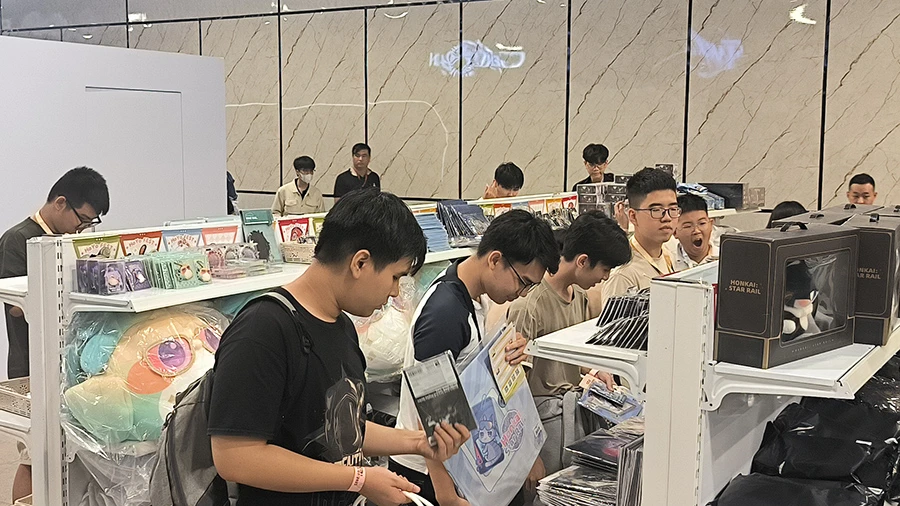 Rất nhiều vật phẩm lưu niệm được bày bán tại Hoyo Fest 2025