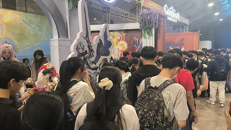 Xếp hàng tham gia minigame tại các gian hàng