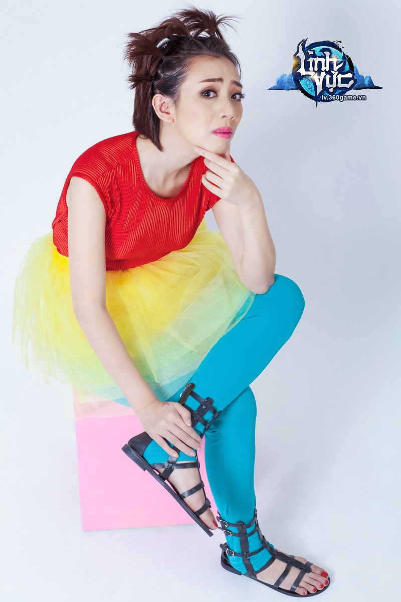 Thu Trang sặc sỡ như cột đèn giao thông trong ảnh quảng bá webgame Linh Vực