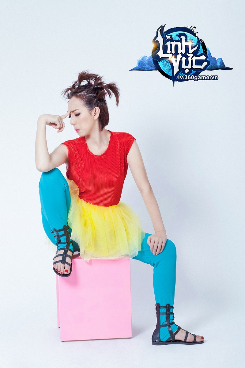 Thu Trang sặc sỡ như cột đèn giao thông trong ảnh quảng bá webgame Linh Vực