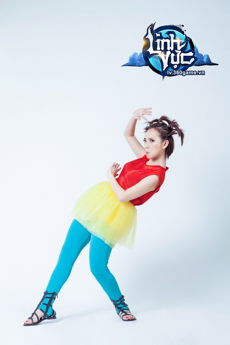 Thu Trang sặc sỡ như cột đèn giao thông trong ảnh quảng bá webgame Linh Vực
